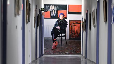 Die Potsdamer Malerin Barbara Raetsch, fotografiert von Michael Lüder, in der Ausstellung im Kulturministerium.