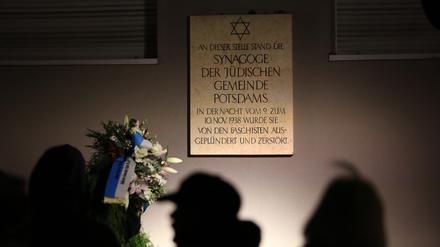 Gedenken Reichspogromnacht. Platz der Einheit Potsdam, Standort der früheren Synagoge.