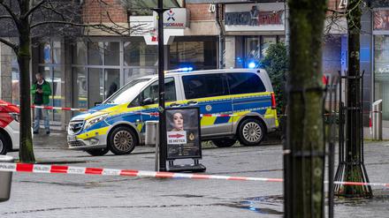Ein Einsatzfahrzeug der Polizei steht am Tatort in der Innenstadt.