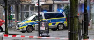 Ein Einsatzfahrzeug der Polizei steht am Tatort in der Innenstadt.