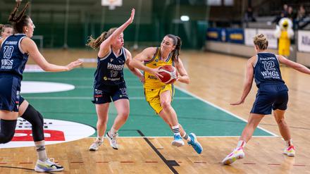 Tessa Stammberger (mit Ball) und Alba Berlin treffen auf den BC Marburg.