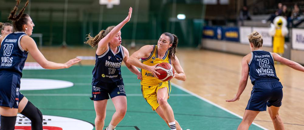 Tessa Stammberger (mit Ball) und Alba Berlin treffen auf den BC Marburg.