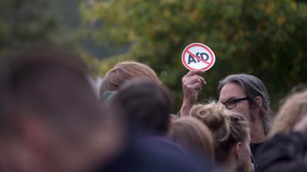 Demonstranten protestieren am 24.09.2017 in Berlin vor einem Hochhaus gegen die Wahlparty der Partei Alternative für Deutschland (AfD).
