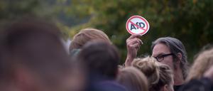 Demonstranten protestieren am 24.09.2017 in Berlin vor einem Hochhaus gegen die Wahlparty der Partei Alternative für Deutschland (AfD).