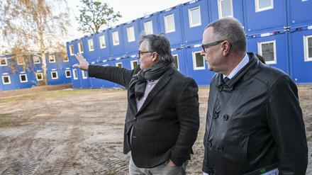 Brandenburgs Innenminister Michael Stübgen (CDU, r.) und Olaf Jansen, Leiter der Zentralen Ausländerbehörde, besichtigen neue Wohncontainer in der Erstaufnahmeeinrichtung der Zentralen Ausländerbehörde (ZABH) im Ortsteil Wünsdorf.