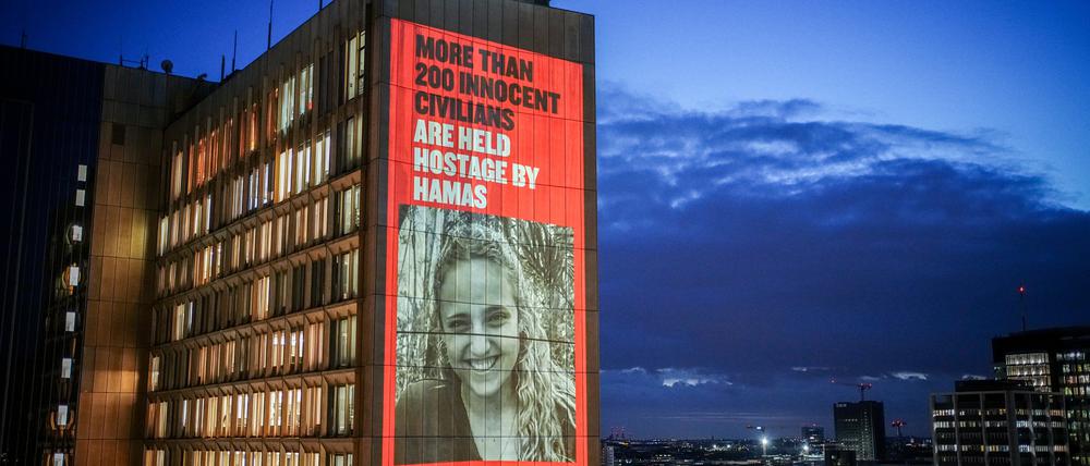 22.01.2021, Berlin: Bilder der mehr als 200 Geiseln der Hamas werden in einem Video mit einer Lichtprojektion am Axel-Springer-Hochhaus gezeigt. Die Aktion ist von israelischen und in Berlin lebenden israelischen Künstlerinnen und Künstlern initiiert und unterstützt. Foto: Kay Nietfeld/dpa - ACHTUNG: Verwendung nur im vollen Format +++ dpa-Bildfunk +++