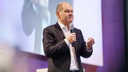 SPD-Kanzlerkandidat Olaf Scholz antwortet beim Bundeskongress der Jusos auf Fragen der rund 300 Delegierten.