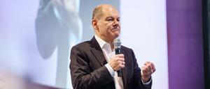 SPD-Kanzlerkandidat Olaf Scholz antwortet beim Bundeskongress der Jusos auf Fragen der rund 300 Delegierten.