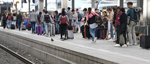 Bahnreisende am Hauptbahnhof in München am 04.10.2023.