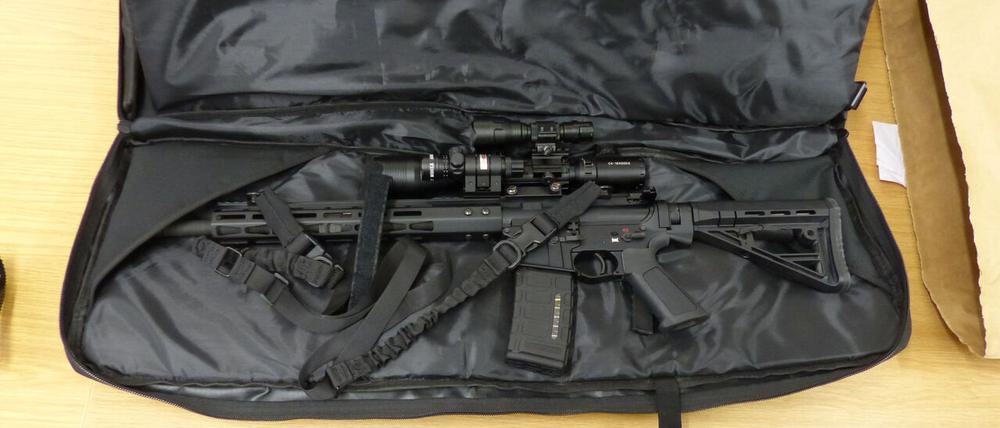 Sturmgewehr des Typs "AR-15" in Waffentasche