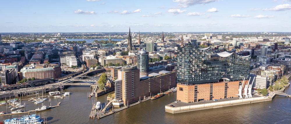 Panoramafoto, Drohnenfoto, Luftbild, Hafencity, Speicherstadt, Elbe, Steinwerder, Elbphilharmonie im Vordergrund, Hamburg, Deutschland, Europa *** Panoramic photo, Drone photo, Aerial view, Hafencity, Speicherstadt, Elbe, Steinwerder, Elbphilharmonie at Foreground, Hamburg, Germany, Europe Copyright: imageBROKER/FrankxLudwig ibxhhl09528306.jpg Bitte beachten Sie die gesetzlichen Bestimmungen des deutschen Urheberrechtes hinsichtlich der Namensnennung des Fotografen im direkten Umfeld der Veröffentlichung
HH151123