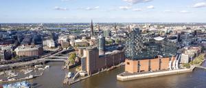 Panoramafoto, Drohnenfoto, Luftbild, Hafencity, Speicherstadt, Elbe, Steinwerder, Elbphilharmonie im Vordergrund, Hamburg, Deutschland, Europa *** Panoramic photo, Drone photo, Aerial view, Hafencity, Speicherstadt, Elbe, Steinwerder, Elbphilharmonie at Foreground, Hamburg, Germany, Europe Copyright: imageBROKER/FrankxLudwig ibxhhl09528306.jpg Bitte beachten Sie die gesetzlichen Bestimmungen des deutschen Urheberrechtes hinsichtlich der Namensnennung des Fotografen im direkten Umfeld der Veröffentlichung
HH151123