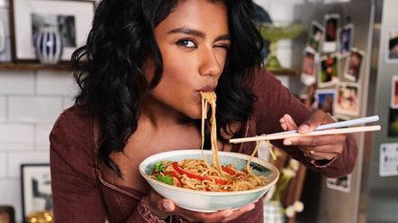 Isst begeistert: Schauspielerin Simone Ashley mit Smoked Tofu Pad Thai.