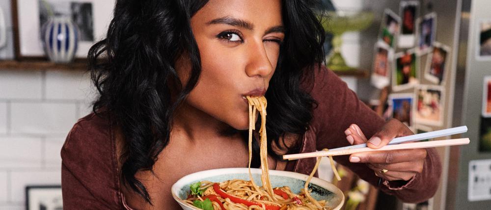 Isst begeistert: Schauspielerin Simone Ashley mit Smoked Tofu Pad Thai.