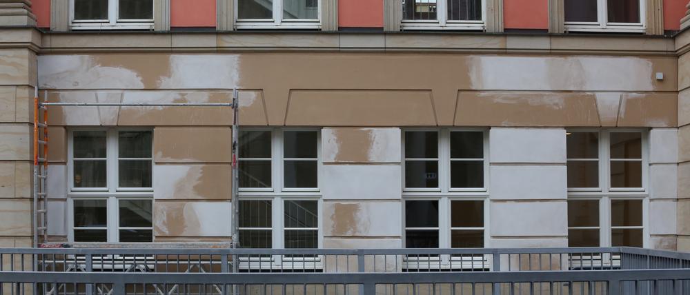 Landtag in Potsdam. Das wiederaufgebaute Stadtschloss als Sitz des Landtages Brandenburg ist weniger als 10 Jahre nach der Eröffnung stark sanierungsbedürftig.