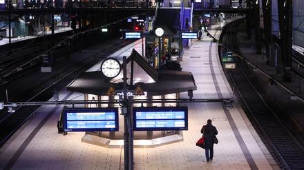 Kommt noch ein Zug? Mit ihren Notfallplänen bemüht sich die Bahn vor allem um einen halbwegs funktionierenden Fernverkehr. 