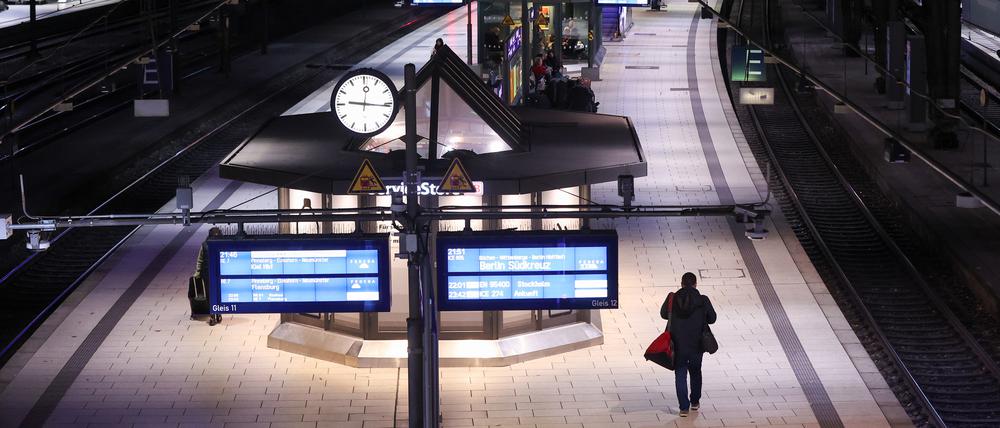 Kommt noch ein Zug? Mit ihren Notfallplänen bemüht sich die Bahn vor allem um einen halbwegs funktionierenden Fernverkehr. 