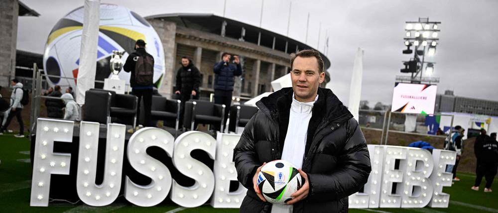 Da will er hin. Manuel Neuer vor dem Finalstadion der Fußball-EM 2024.