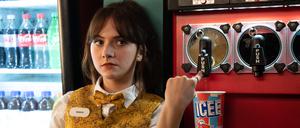 Emilia Jones als Margot in der „Cat Person“-Verfilmung.