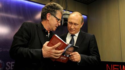 Beste Freunde? Hubert Seipel präsentiert 2016 Wladmir Putin sein Buch „Putin: Innenansichten der Macht“. 