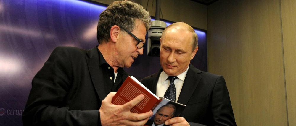 Beste Freunde? Hubert Seipel präsentiert 2016 Wladmir Putin sein Buch „Putin: Innenansichten der Macht“.