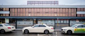Taxen stehen vor dem alten Flughafen Schönefeld, der vor der Eröffnung in BER Terminal 5 umbenannt wurde.