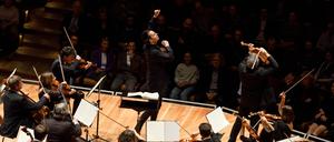 Himmelsstürmer: Currentzis und Geiger Barnabás Kelemen spielen Brahms’ Violinkonzert. 