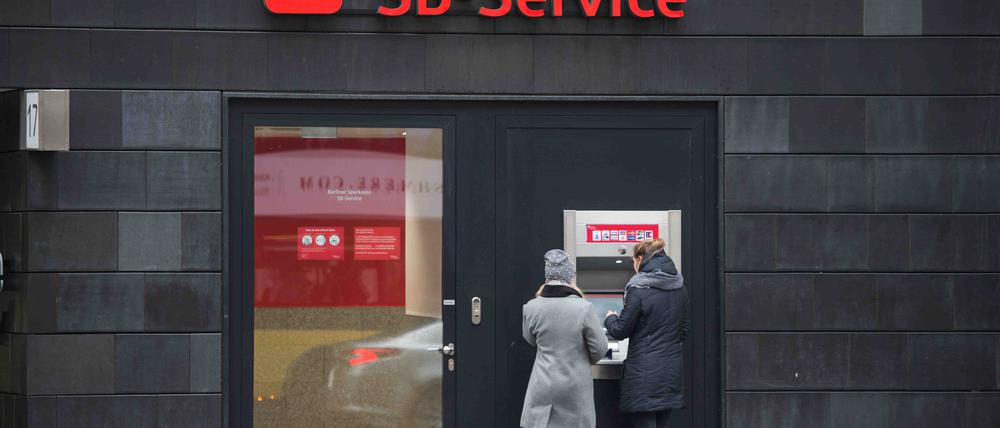 Zu viel bezahlt? Verbraucherschützer wollen wissen, ob Kunden der Berliner Sparkasse Geld zurückverlangen können.