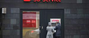 Zu viel bezahlt? Verbraucherschützer wollen wissen, ob Kunden der Berliner Sparkasse Geld zurückverlangen können. 