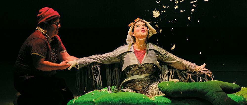 Nils Holgerssons wundersame Abenteuer
Elena Kats-Chernin
Kinderoper in zwei Akten [2023]
Libretto von Susanne Felicitas Wolf nach dem Roman von Selma Lagerlöf
 
Musikalische Leitung: Erina Yashima
Inszenierung: Ruth Brauer-Kvam
Bühnenbild: Alfred Peter
Kostüme: Alfred Mayerhofer
Choreographie: Martina Borroni
Dramaturgie: Maximilian Hagemeyer
Chöre: Jean-Christophe Charron
Kinderchor: Dagmar Barbara Fiebach
Licht: Johannes Scherfling
 
Foto: Jaro Suffner