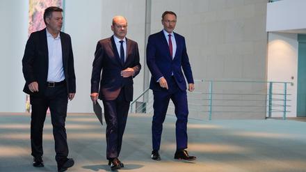 Die „Großen Drei“ in der Regierung (v. l. n. r.): Robert Habeck (Grüne), Bundesminister für Wirtschaft und Klimaschutz, Bundeskanzler Olaf Scholz (SPD) und Christian Lindner (FDP), Bundesminister der Finanzen.