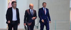 Die „Großen Drei“ in der Regierung (v. l. n. r.): Robert Habeck (Grüne), Bundesminister für Wirtschaft und Klimaschutz, Bundeskanzler Olaf Scholz (SPD) und Christian Lindner (FDP), Bundesminister der Finanzen.