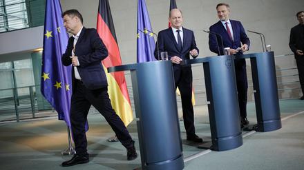 Nachtragshaushalt 2021 gekippt. Bundesfinanzminister Christian Lindner (r-l, FDP), Bundeskanzler Olaf Scholz (SPD) und Bundeswirtschaftsminister Robert Habeck (Bündnis 90/Die Grünen) verlasen nach dem Urteil ein Pressestatement. 