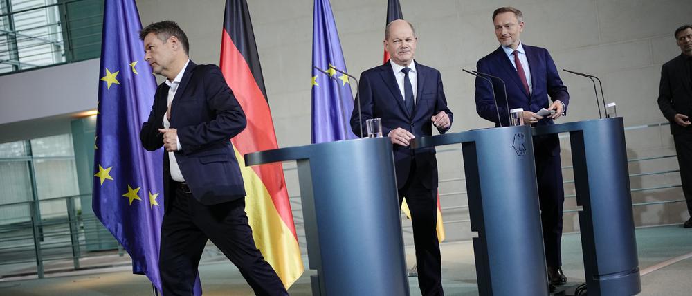 Nachtragshaushalt 2021 gekippt. Bundesfinanzminister Christian Lindner (r-l, FDP), Bundeskanzler Olaf Scholz (SPD) und Bundeswirtschaftsminister Robert Habeck (Bündnis 90/Die Grünen) verlasen nach dem Urteil ein Pressestatement.