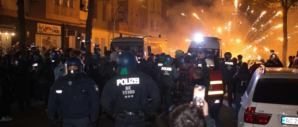 Teilnehmer einer verbotenen Pro-Palästina-Demonstration zünden in der Nähe der Sonnenallee Pyrotechnik.