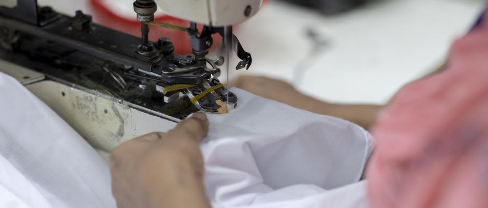 Eine Frau arbeitet in einer Textilfabrik. (zu dpa «Bundestag verabschiedet Lieferkettengesetz») +++ dpa-Bildfunk +++