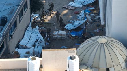 Kriegsgebiet Krankenhaus: Israels Streitkräfte dringen am Mittwoch in Teile der Schifa-Klinik ein, das größte Krankenhaus im Gazastreifen.