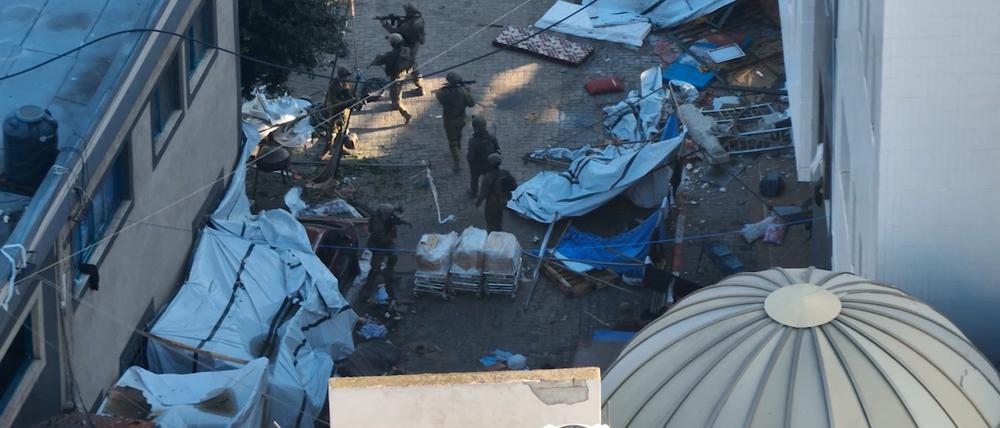 Kriegsgebiet Krankenhaus: Israels Streitkräfte dringen am Mittwoch in Teile der Schifa-Klinik ein, das größte Krankenhaus im Gazastreifen.
