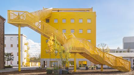 Haus eins auf dem Campus der Berliner Union Film-Studios in Tempelhof, die heute als „Atelier Gardens“ firmieren. Das Haut hat vier Büroetagen à 350 Quadratmeter. Die Mietpreise starten bei zwanzig Euro pro Quadratmeter. Je höher es hinaufgeht, desto teurer wird es.
