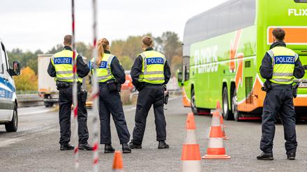 Seit dem 16. Oktober finden vorübergehend stationäre Binnengrenzkontrollen für die Grenzen zu Polen, Tschechien und der Schweiz statt.