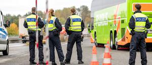 Seit dem 16. Oktober finden vorübergehend stationäre Binnengrenzkontrollen für die Grenzen zu Polen, Tschechien und der Schweiz statt.