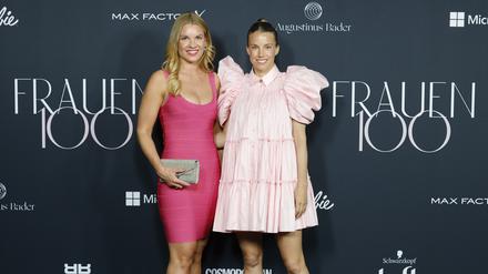 Kämpferisch in Pink. Die Initiatorinnen des Netzwerks,  Janina Hell und Felicitas Karrer bei einer Veranstaltung im Juli.