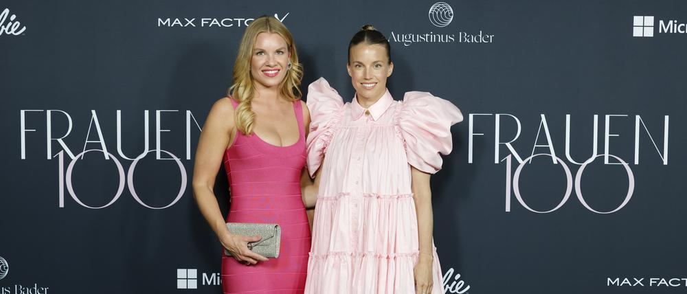 Kämpferisch in Pink. Die Initiatorinnen des Netzwerks, Janina Hell und Felicitas Karrer bei einer Veranstaltung im Juli.