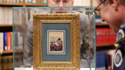 Fontane-Archiv in Potsdam stellt erworbenes Menzel-Minigemälde vor Das Theodor-Fontane-Archiv hat die Miniatur ‘Lesende Dame‘ des mit Theodor Fontane befreundeten Künstlers Adolph von Menzel (1805-1905) erworben. Das Bild stammt aus dem Besitz des Dichters und Schriftstellers und zeigt eine Frau auf einem Saale-Dampfer, die sich mit einem Schirm gegen den Wind schützt und in die Lektüre eines Buches vertieft ist. Die Widmung auf der Rückseite lässt vermuten, dass es sich um Emilie, die Ehefrau Fontanes handelt.