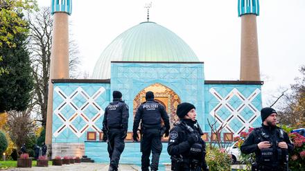 16.11.2023, Hamburg: Einsatzkräfte der Polizei stehen während einer Razzia beim islamischen Zentrum Hamburg vor der Imam Ali Moschee (Blaue Moschee) an der Außenalster.