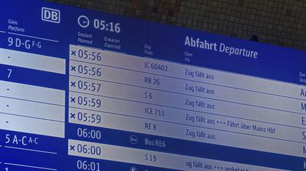 Die Anzeigetafeln im Hauptbahnhof in Köln listen in den Morgenstunden während eines bundesweiten Warnstreiks der Lokführer Gewerkschaft GDL die Zugausfälle auf.
