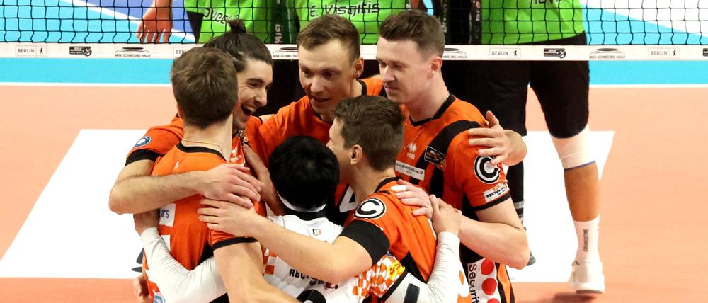 Die BR Volleys feiern den 3:0-Erfolg gegen Bitterfeld-Wolfen.