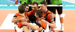 Die BR Volleys feiern den 3:0-Erfolg gegen Bitterfeld-Wolfen.