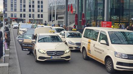 Zwei Reihen Stillstand am Washingtonplatz