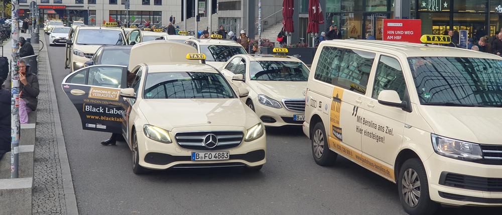 Zwei Reihen Stillstand am Washingtonplatz